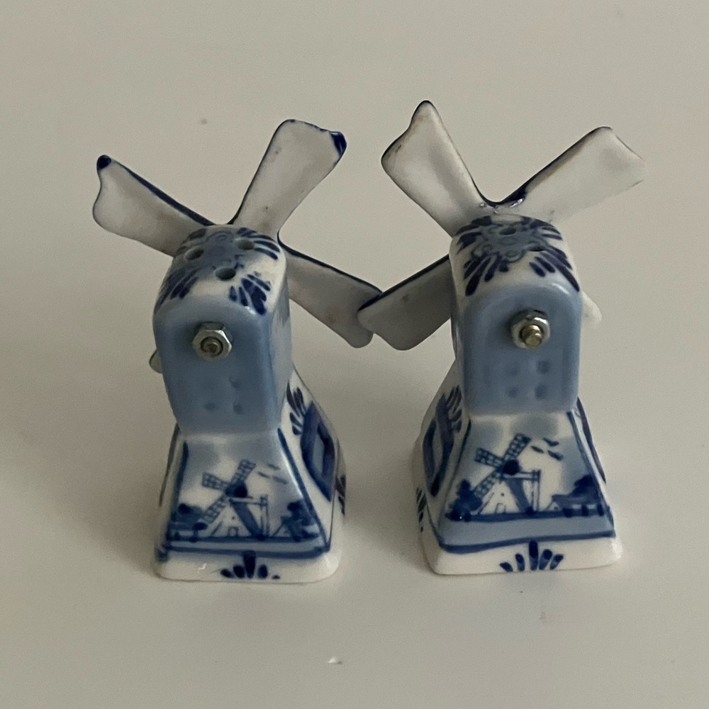Vintage Delft Style Blue and White Windmill Salt and Pepper Shaker - Picture 4 of 7